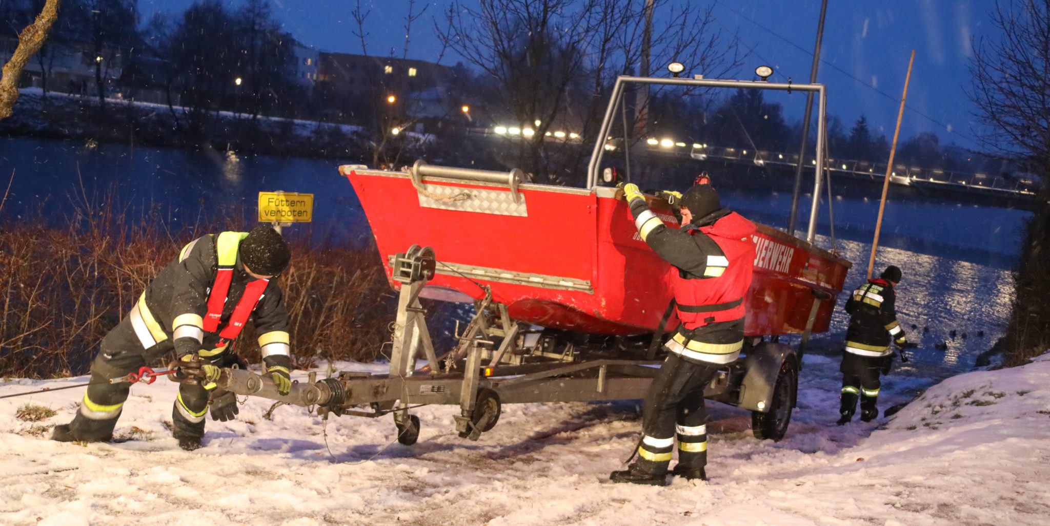 20170113 Personenbergung Traunfluss 48_uJLAd0fYz